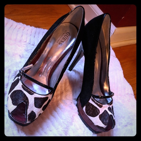 ❌SOLD❌Patent Leather & Textured Animal Print Guess Heel - Picture 1 of 6